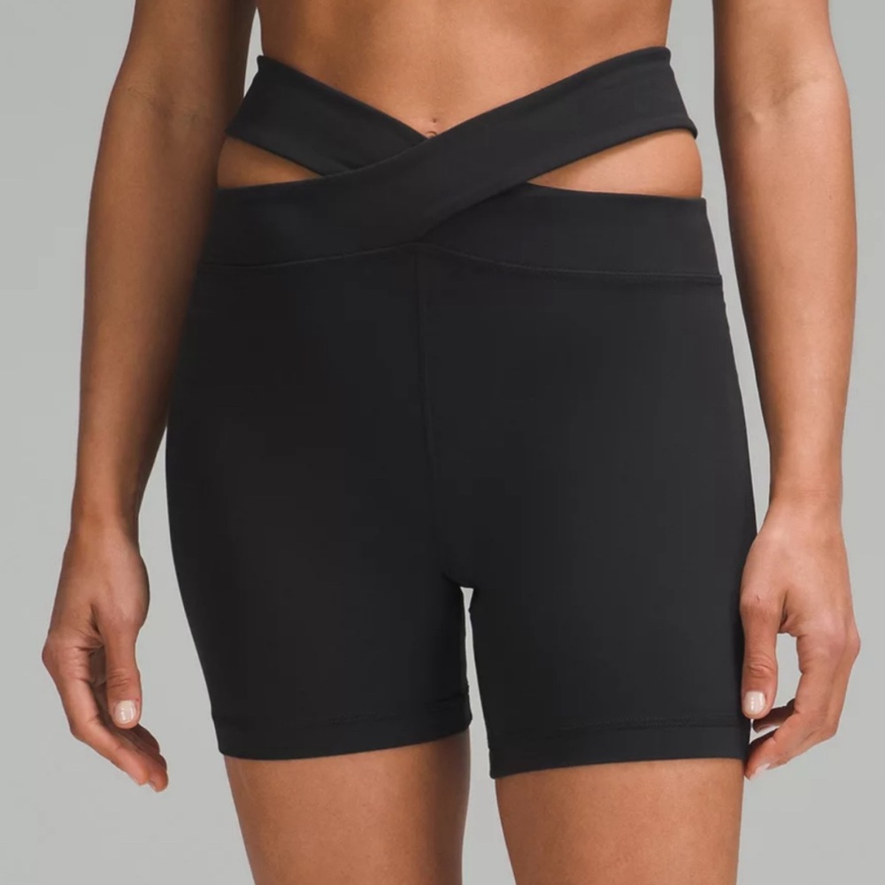Lululemon Size.8 - High Rise Short 6” - Picture 2 of 4